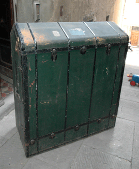 antiquariato: Big green chest for dress