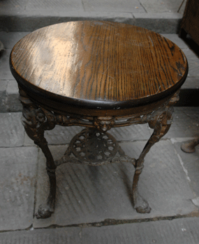 antiquariato: Cast iron table with wood on the top