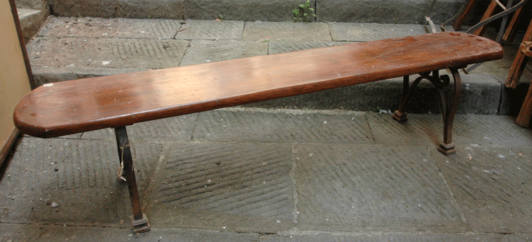 antiquariato: Iron and wood bench