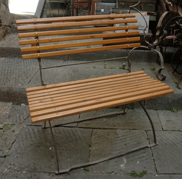 antiquariato: Iron bench with wood