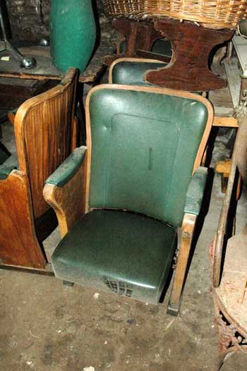 antiquariato: Cinema's armchair, in wood and green leather