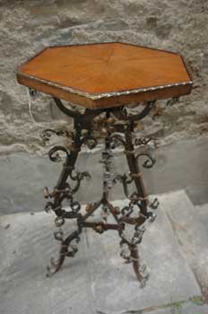 antiquariato: Small table in wonderful iron