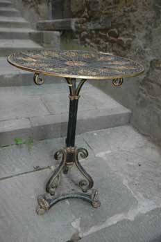 antiquariato: Iron round table