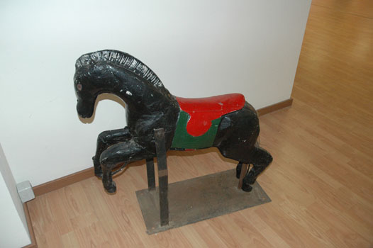 antiquariato: Carousel's black horse