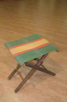 antiquariato: Pliable stool in wood and cloth