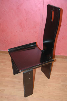 antiquariato: Black plastic chair