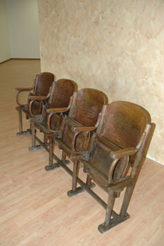 antiquariato: Beech cinema's chairs