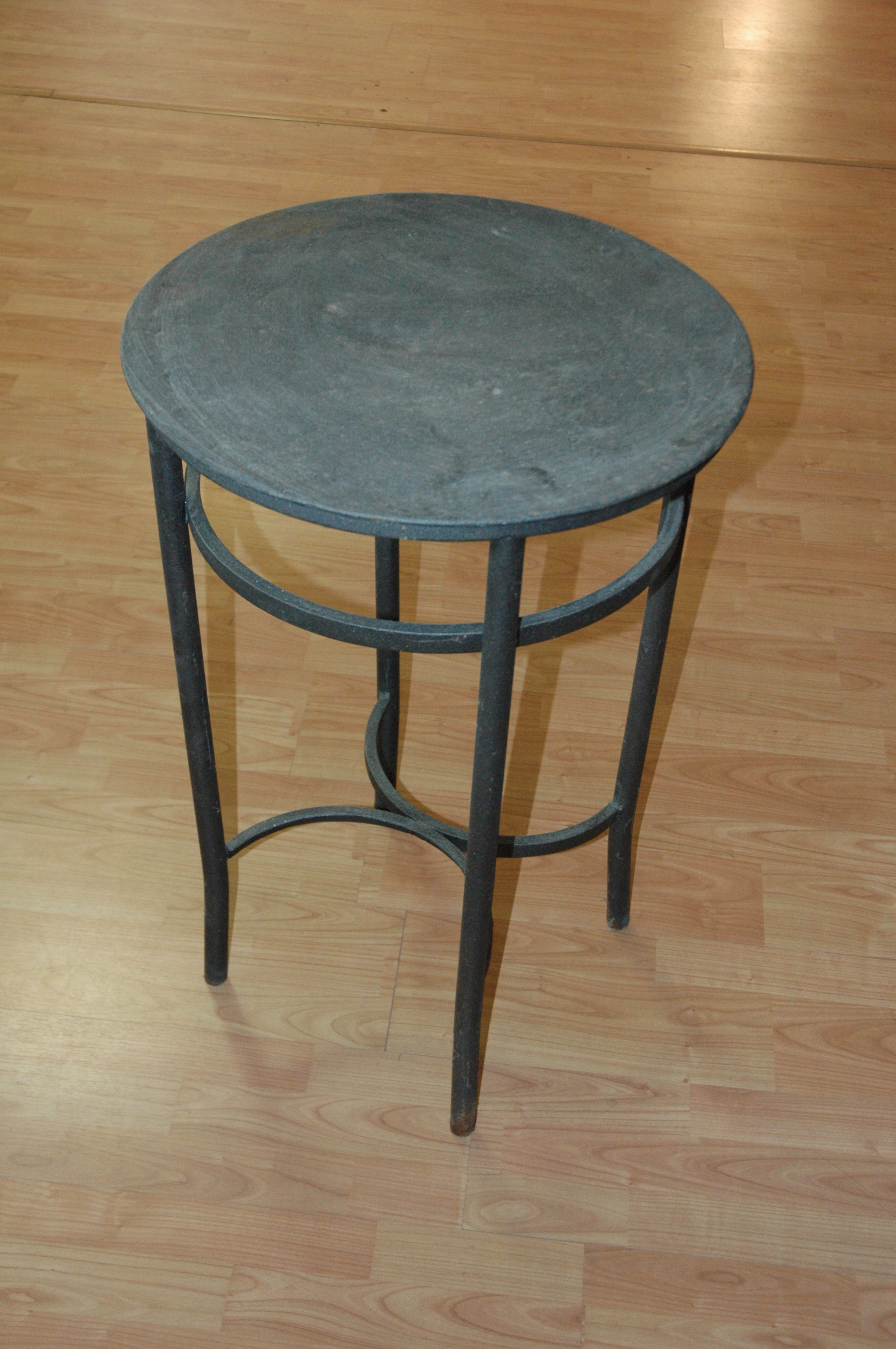 antiquariato: Round table in grey iron