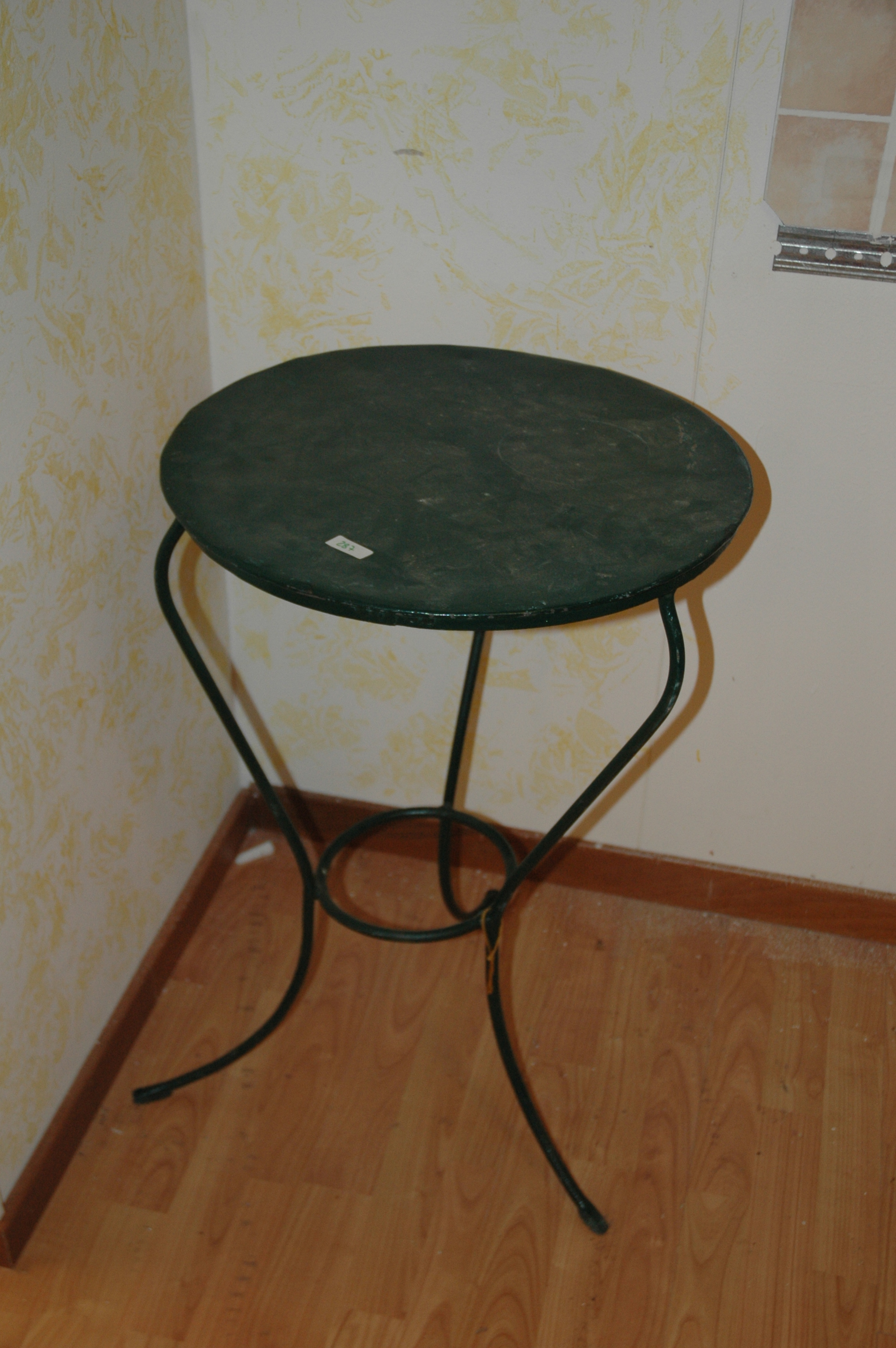 antiquariato: Round table, in iron, 3 legs