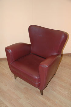 antiquariato: Red leather armchair
