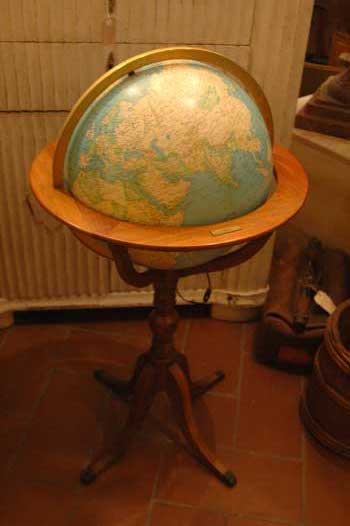 antiquariato: Globe with wood base