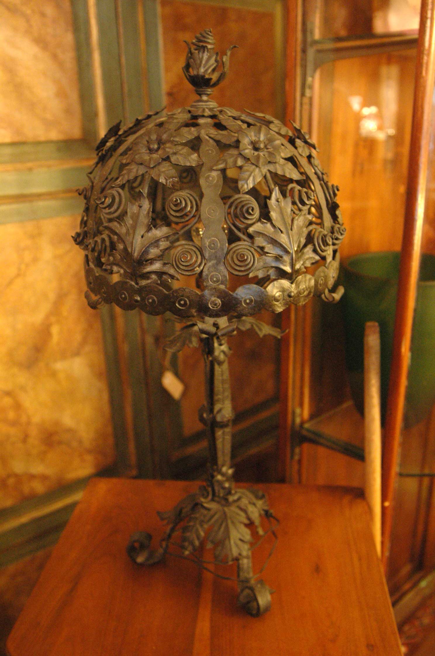 antiquariato: Italian iron lamp, beginning of XX century