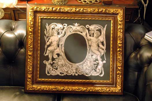 antiquariato: Picture in scagliola, with angels, in black and white, golden frame, SCAGLIOLA