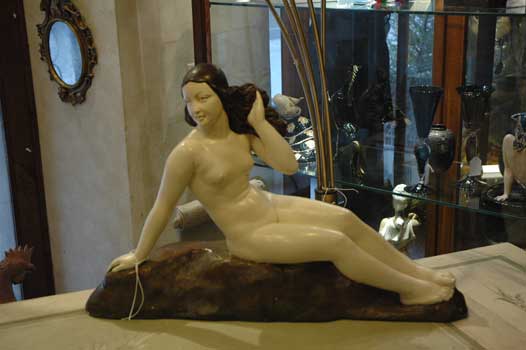 antiquariato: A chalk sculpture, with a woman, signed GORI