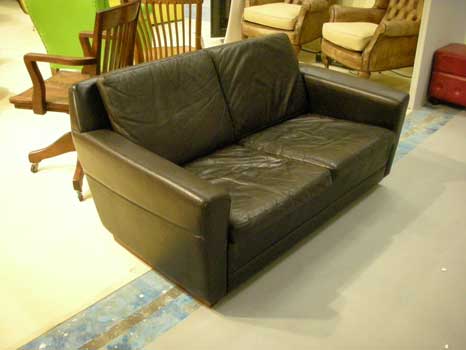 antiquariato: Leather sofa, Nord Europe, 1960