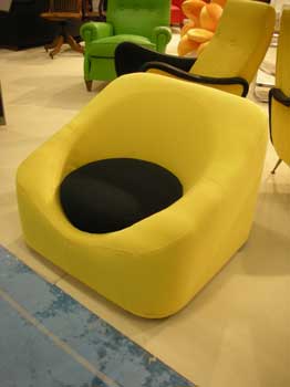 antiquariato: Poltrona in stoffa gialla con seduta nera