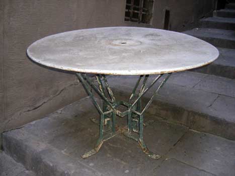 Tavolo tondo in ferro, con base verde