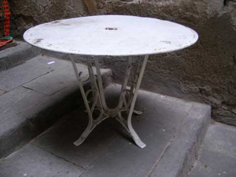 Tavolo tondo in ferro, con base bianca
