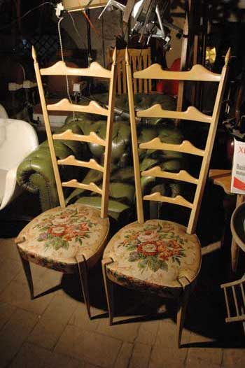 Coppia di sedie in legno, con schienale alto, seduta floreale