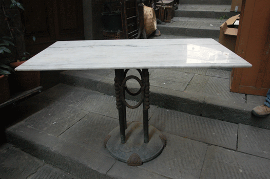 Tavolo con base in ghisa e piano in marmo rettangolare
