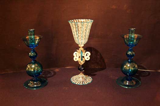 Calice Tipetto in vetro di Murano, zanfirico. Coppia di candelabri in vetro soffiato di Murano.
